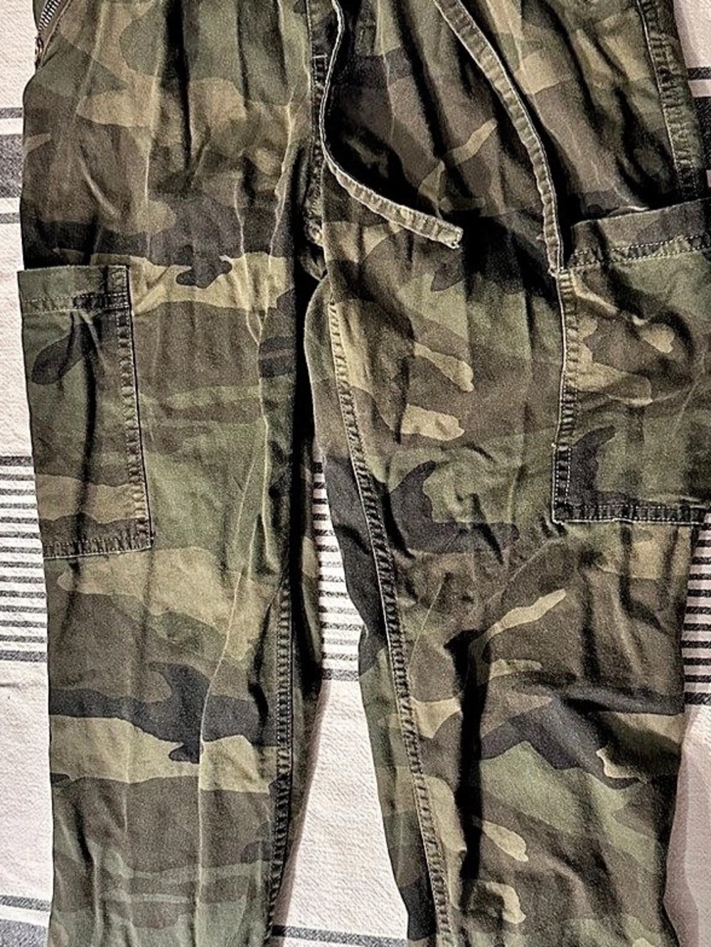 Hollister Ultra High-Rise Camo Cargo Jogger Pants in Green & Black Size XS